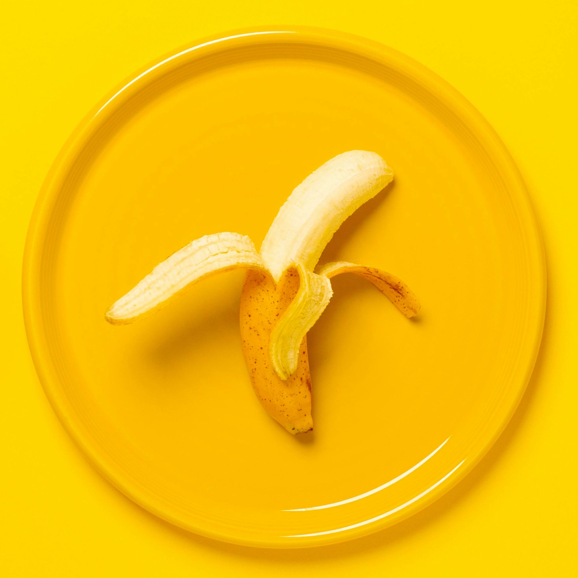 Banana no prato